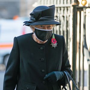 Zum ersten Mal: Queen Elizabeth II. mit Maske unterwegs