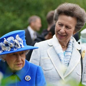 Er umarmte Prinzessin Anne nach dem Tod von Queen Elizabeth!