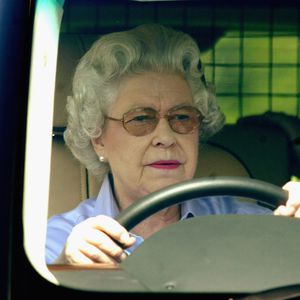 Aus dem Weg! Hier düst die Queen persönlich zur Pferde-Show