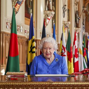 Für kranken Prinz Philip? Queen trägt Flitterwochen-Brosche
