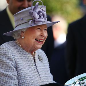 Queen Elizabeth II. ist beim Pferderennen prächtig gelaunt