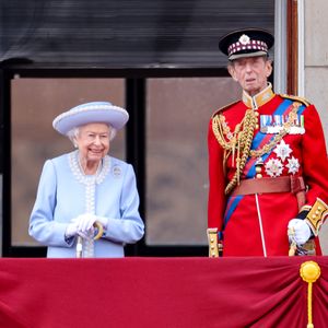Endlich: Erster Auftritt von der Queen bei ihrer Parade!