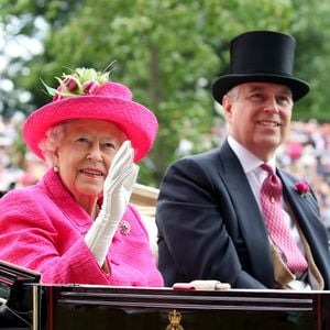 Die Queen glaubte Anschuldigungen gegen Sohn Andrew nicht