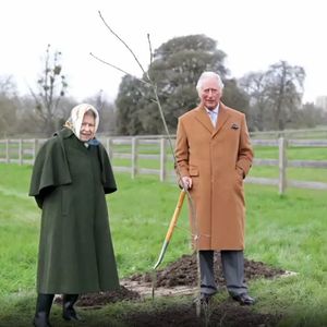 Neues Foto: Die Queen und Prinz Charles pflanzen einen Baum