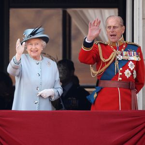Mit Gehstock: Queen bei Prinz Philips Gedenkfeier angekommen
