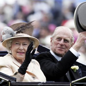 Namen der Queen und Philip wurden auf Grabstein gemeißelt!