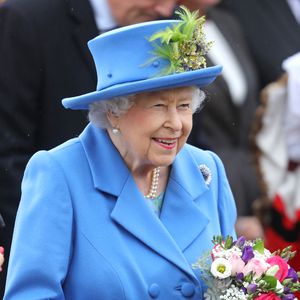 In knalligem Royalblau: Die Queen ist zurück aus dem Urlaub!