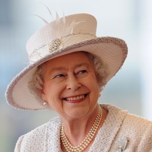 Ist Queen Elizabeth II. etwa eine kleine Schoko-Naschkatze?