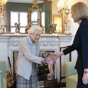 Blaue Flecken auf der Hand: Geht es der Queen nicht gut?