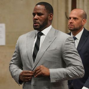 R. Kelly plädiert in Missbrauchsfällen auf "nicht schuldig"!