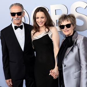 So schön strahlt Rachel McAdams mit Eltern bei Tony Awards!