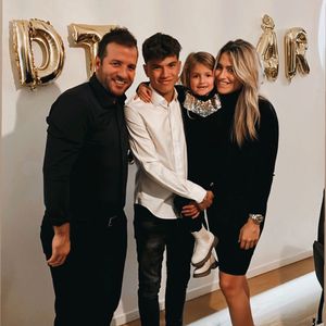 Süßes Familienfoto von van der Vaart, Estavana und den Kids