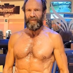 Sportlich: Ralph Fiennes (62) überrascht mit krassem Sixpack
