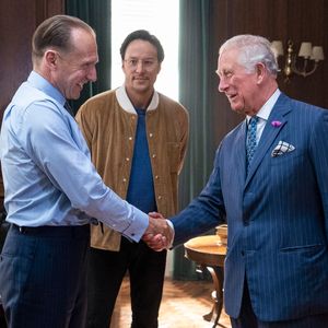 Ralph Fiennes erinnert an König Charles' Besuch am Bond-Set