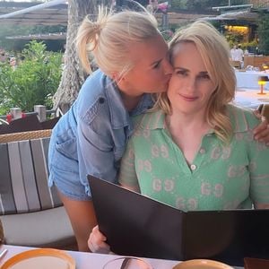 Supersüß! Rebel Wilson und Freundin Ramona turteln im Urlaub