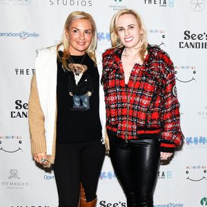 So haben sich Rebel Wilson und Ramona Agruma kennengelernt!