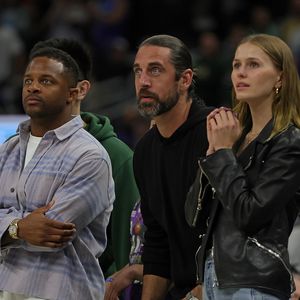 Andere Frau: Aaron Rodgers ohne Shailene bei Basketballspiel