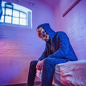 Im Knast: Rapper 18 Karat bringt neue Modekollektion raus