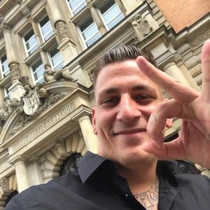 Langschläfer Gzuz: Rapper von Polizei aus Hotel geworfen!
