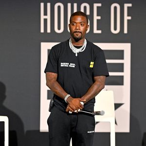 Ray J schockt seine Fans mit blutenden Augen auf der Bühne