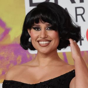 Raye hat finanzielle Schwierigkeiten trotz Grammy-Erfolgs