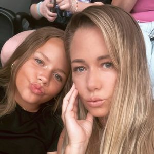 Kendra Wilkinson feiert Tochter Alijahs Grundschulabschluss