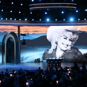 Reba McEntire und Sally Field ehren Dolly Parton bei Emmys