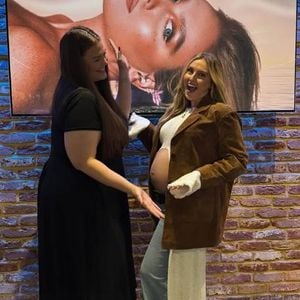 Perrie Edwards zeigt Babybauch bei Soloalbum-Listening-Party