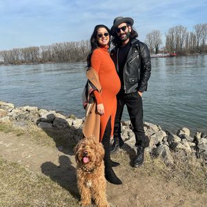 Goldig! Hier strahlen Massimo und seine schwangere Rebecca