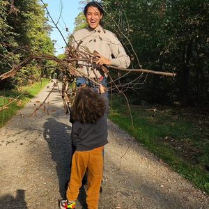 Herbstspaziergang: Rebecca Mir ist mit Söhnchen unterwegs