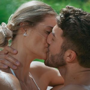 Im Pool: "Die Bachelors"-Dennis verteilt wieder heiße Küsse!