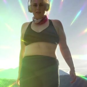 Bauchfrei! Erschlankte Rebel Wilson posiert im Sport-BH