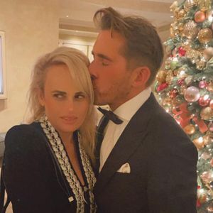 Süß: Rebel Wilson und Hugh Sheridan turteln auf Xmas-Party