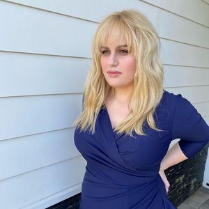Fast 20 Kilo runter: Rebel Wilson zeigt sich in engem Kleid
