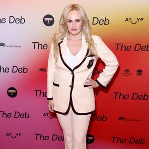 Outing erzwungen? Zeitung entschuldigt sich bei Rebel Wilson