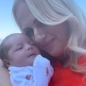 Neue Fotos: Rebel Wilsons Baby Rose in Teddybärstrampler