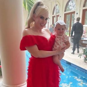 Süßes Mama-Tochter-Duo: Rebel Wilson posiert mit Baby Royce