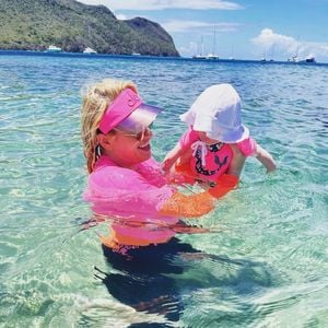 Im Hawaii-Urlaub: Rebel Wilson planscht mit Royce im Meer