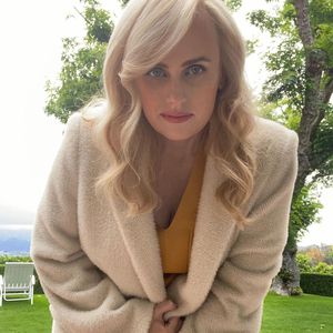 Hot! Rebel Wilson setzt Kurven mit Leo-Leggings in Szene