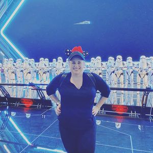 Nach Gewichtsabnahme: Rebel Wilson hat Spaß im Disneyland