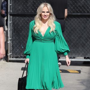 Schlanke Taille: Rebel Wilson begeistert in grünem Kleid