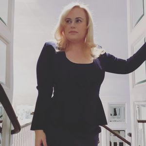 Wow! Rebel Wilson nach Gewichtsverlust im schwarzen Dress