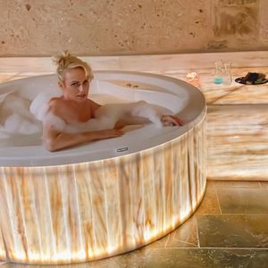 Nur mit Schaum bedeckt: Rebel Wilson posiert nackt in Wanne