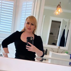 Enges Oberteil: Rebel Wilson zeigt stolz erschlankte Figur