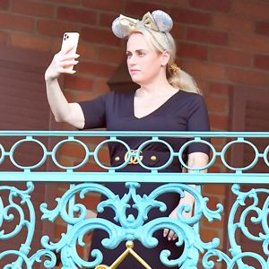 Enges Kleid im Disneyland: Rebel Wilson zeigt ihre Topfigur