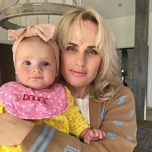 So süß feiert Rebel Wilson den ersten Geburtstag ihres Babys
