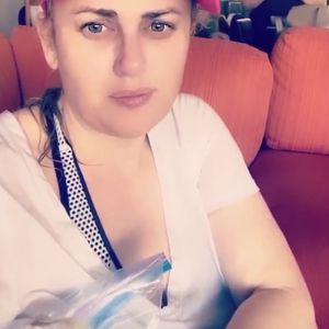 Busenprellung! Rebel Wilson stürzt bei Shooting auf Fels