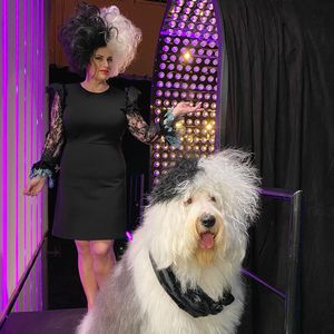 Als Cruella de Vil: Rebel Wilson im Partnerlook mit Hund