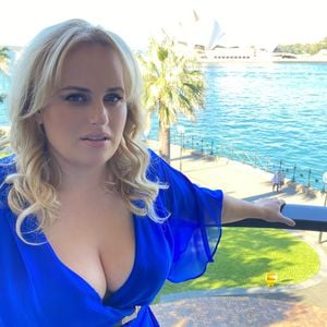 Nach Gewichtsverlust: Rebel Wilson zeigt Mega-De­kolle­té