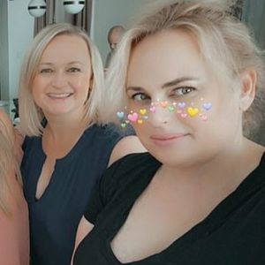 "Wilson Schwestern": Rebel Wilson teilt seltenes Familienpic
